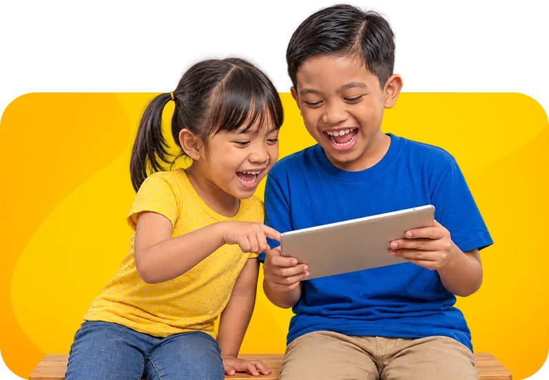 Dua anak ceria belajar menggunakan tablet